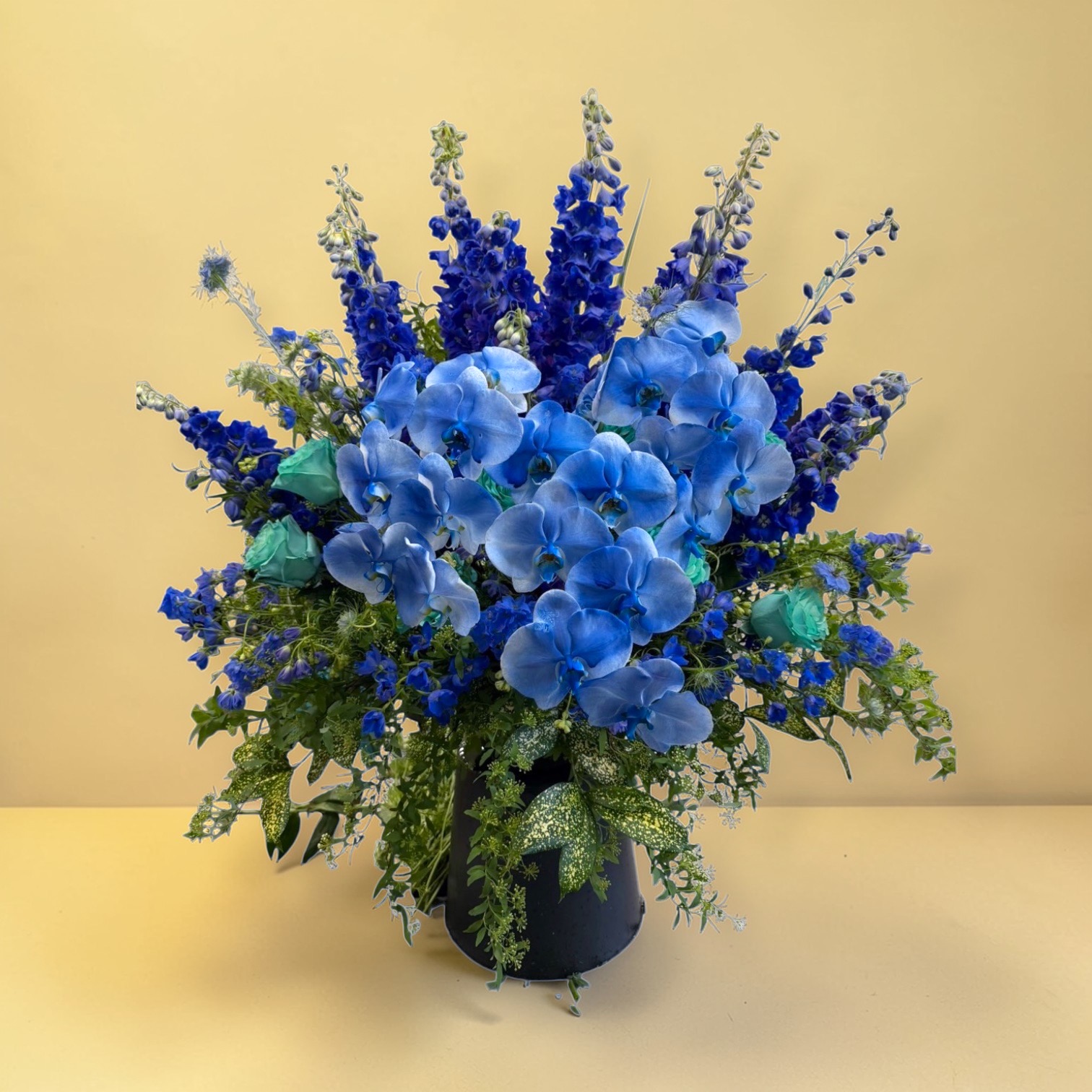 御祝アレンジメント　ブルーエレガンス御祝アレンジメント（胡蝶蘭入り・特注制作）