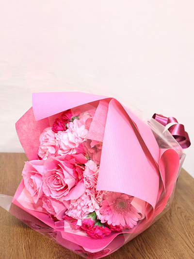 カーネーションにこだわらない！お母さんにぴったりのカラーで選ぶ母の日花束。お任せピンクの花束